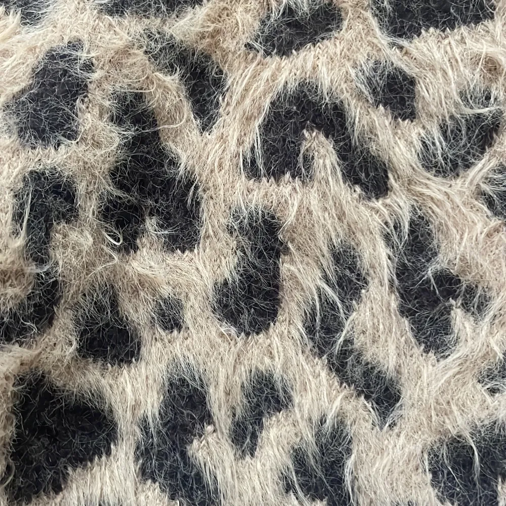 Denna super fina leopardmönstrade stickade tröjan från hm. Tröjor & Koftor.