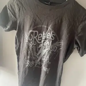 T-shirt med super coolt tryck !🌟
