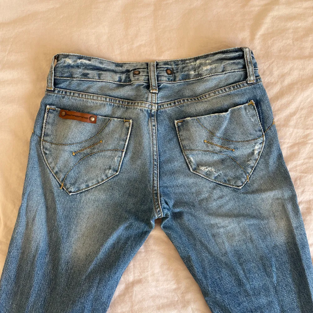 Så snygga lågmidjade bootcut jeans från fornarina 💓 köpta second hand och i bra skick. Midjemått (rakt över): 36 cm, innerbenslängd: 76 cm. Jeans & Byxor.