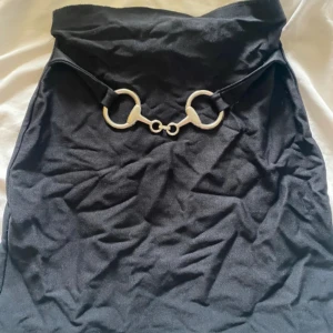 Vintage svart kjol  - Vintage svart kjol med kedjor i storlek s i stretchigt material💫