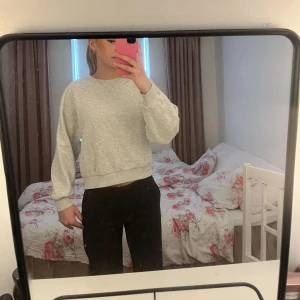 Sweatshirt  - Sweatshirt från Gina Tricot som är som ny