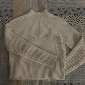 Säljer denna stickade tröjan från new yorker✨ nypris 200kr säljer för 100! Använd fåtal gånger🤗
