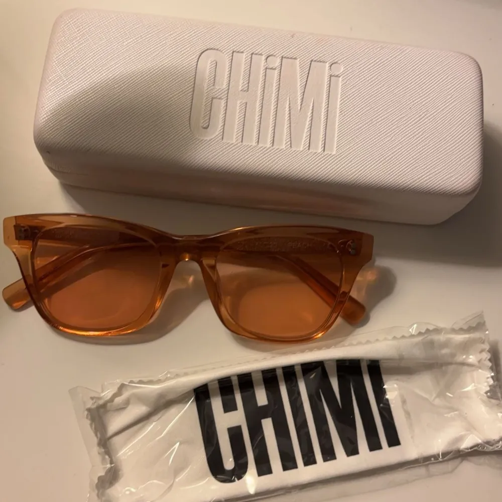 Chimi i färgen Peach. #007. Använda fåtal gånger, inga repor eller skador. Glasögon fodral och glasögon puts-handduk ingår. . Övrigt.