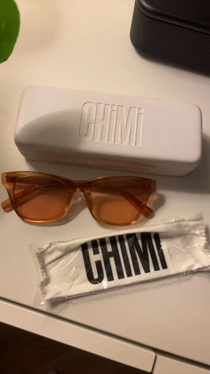 Chimi  - Chimi i färgen Peach. #007. Använda fåtal gånger, inga repor eller skador. Glasögon fodral och glasögon puts-handduk ingår. 
