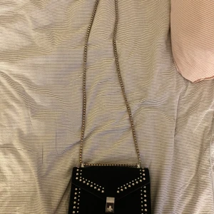 Svart väska  - Svart väska med mocka material och silverderaljer