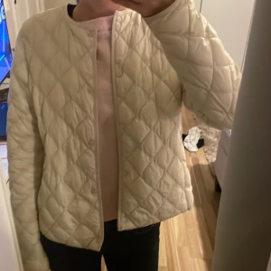 Vårjacka  - Så söt vårjacka!! Knappast använd 