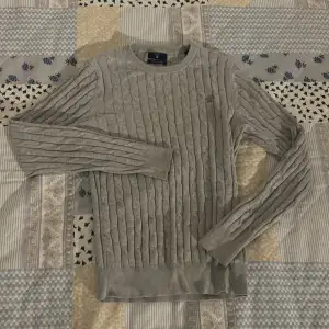 Säljer denna gant tröjan i grå, använd fåtal gånger, nypris 700kr säljer för 200kr🤗 storlek XS som ny!