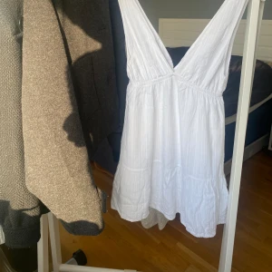 Vit klänning med volang och randiga detaljer💗Tyvärr för liten för mig:( - Mycket bra skick.