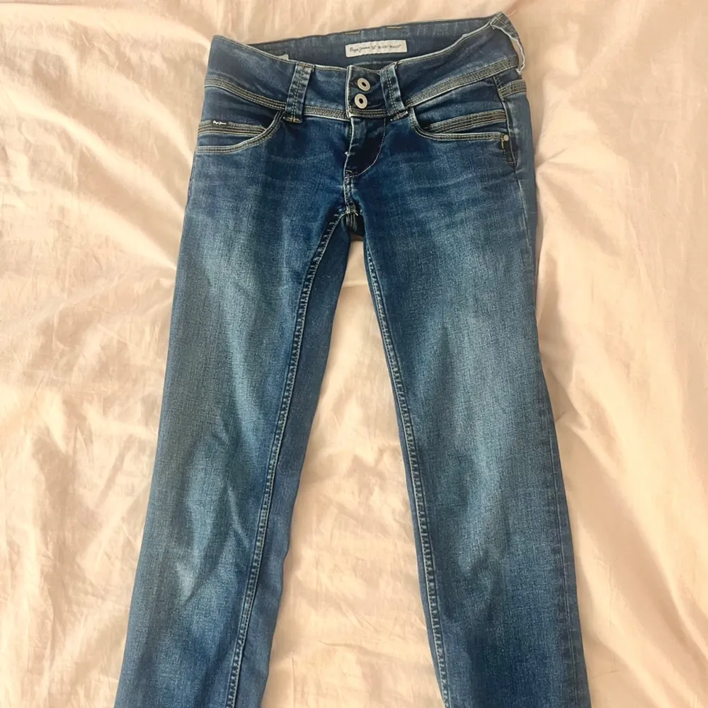 Säljer mina lågmidjade jeans från Pepe jeans. Storlek 24. De är förstora för mig och är därför aldrig använda.. Jeans & Byxor.