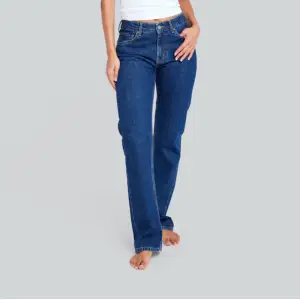 Snygga jeans med låg midja från bikbok 😇 Använda 2 gånger så dom är som nya, säljer då dom är lite för stora för mig  