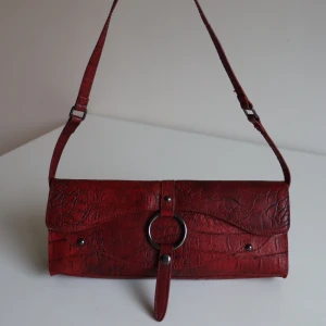 Vintage bag - Vintage condition 10/10, no damage. Genuine leather. 29 × 14 cm. Write for more photos. 