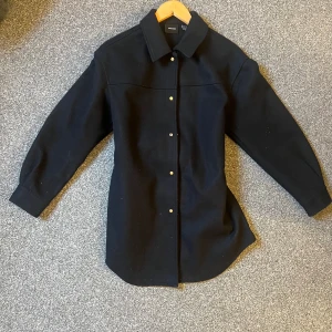 kappa - Fin svart kappa. Passar perfekt nu till våren! I gott skick