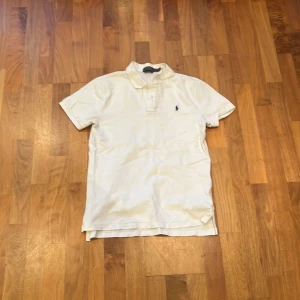 Polo piké - Säljer nu den här snygg polo tröja som jag använde ganska mycket under sommaren men inte så mycket längre den är i bra sick och inga defekter 