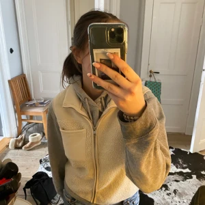 Teddy väst - Sjukt snygg teddy väst i perfekt skick! Super mysig och perfekt till vår och sommar! Säljer då jag inte riktigt tycker den är min stil.