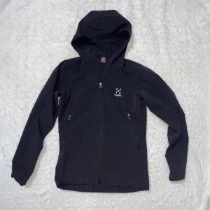 Haglöfs Jacka - Säljer nu Haglöfs jacka Women modellen men den passar för män oxå, mycke bra skit den är fräsch och allt de inga konstigheter. Finns inga hål eller liknade. Storleken är S. Vid fler frågor så är det bara att höra av sig