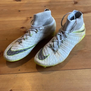 Nike hypervenom fotbollsskor  - Nike hypervenom flyknit ACC, fina skor som inte går att få tag på längre, nypris 2100kr,  Skick 8/10, väldigt bra skick förutom att framdobbarna är slitna(syns på sista bilden)