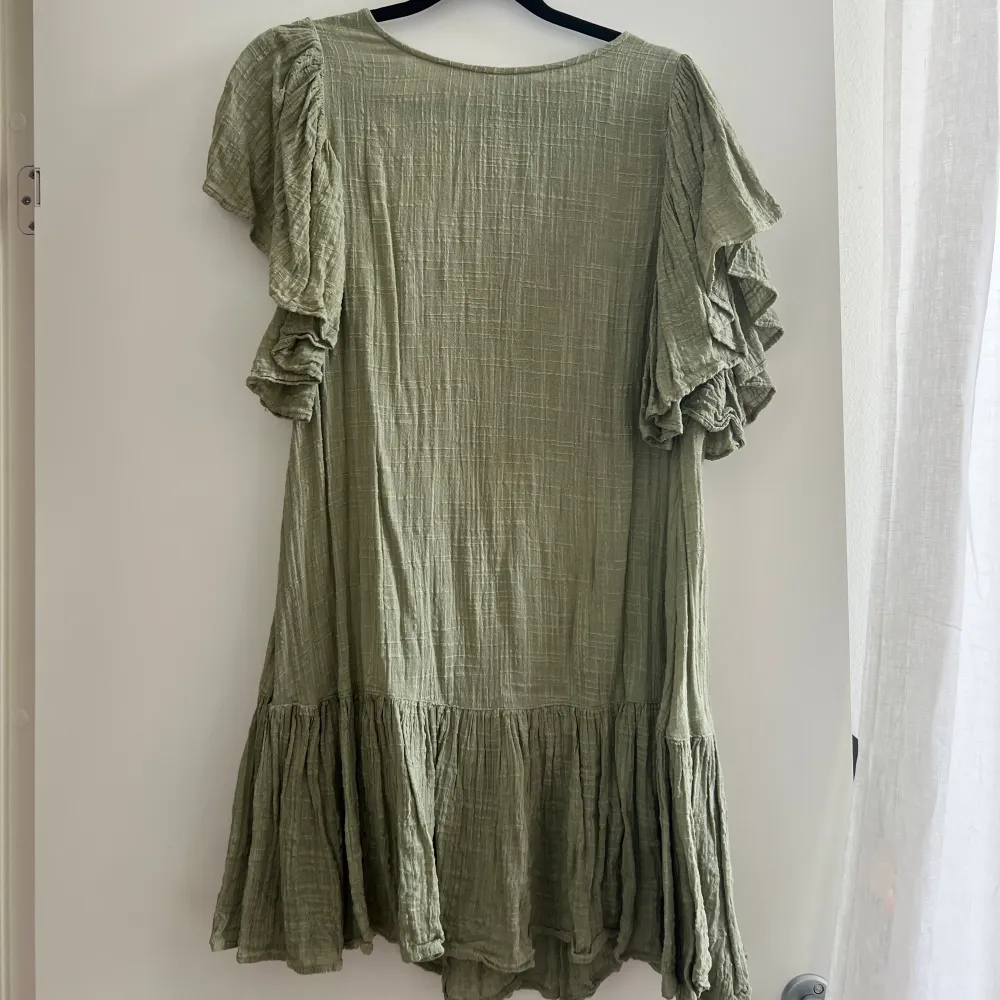 Grön klänning i stl 36💚 Köparen står för frakten!!. Klänningar.