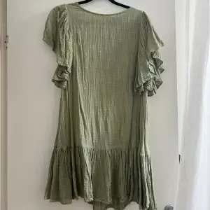 Grön klänning i stl 36💚 Köparen står för frakten!!