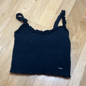 Ett svart linne  - Den har tjocka band men är väldigt skön!  Det är en magtröja, med lite dam på på bilden men det åker bort. Men du får betala frakten💗