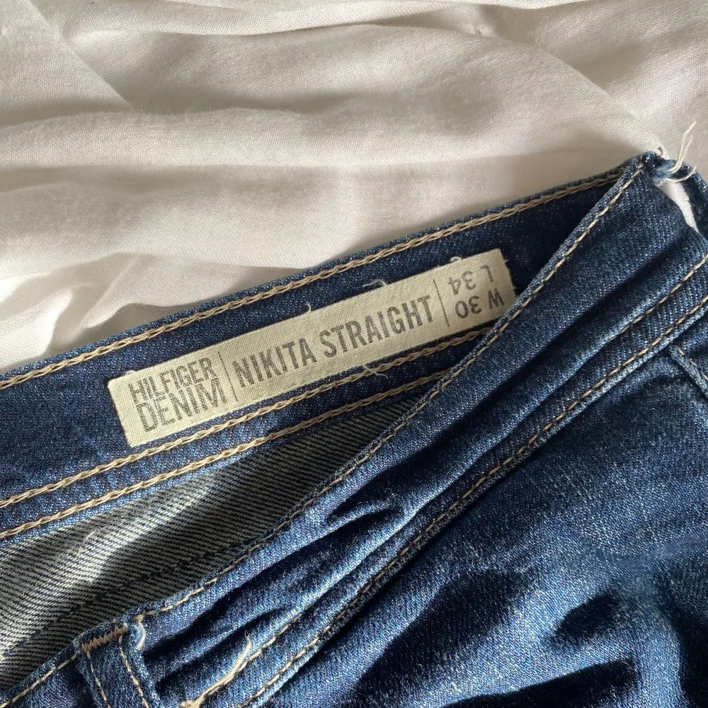 Köpte secondhand, strl W30 L34💕skriv privat om frågor finns! . Jeans & Byxor.