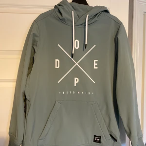 Dope ESTDMMIX skidjacka snowboardjacka - Hej, säljer min snygga dope jacka då den inte kommer till användning. Har endast använt den en gång och har inga tecken på användning så den är som nyskick. Köpte för 1500 kr.  Pris kan diskuteras vid snabb affär😊😊