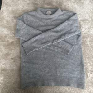 En vanlig grå stickad tröja från hem använd fåtal gånger, skick 6,5/10 två Små hål på ärmen lätt och sy Ohio, nypris 199, mitt pris 70