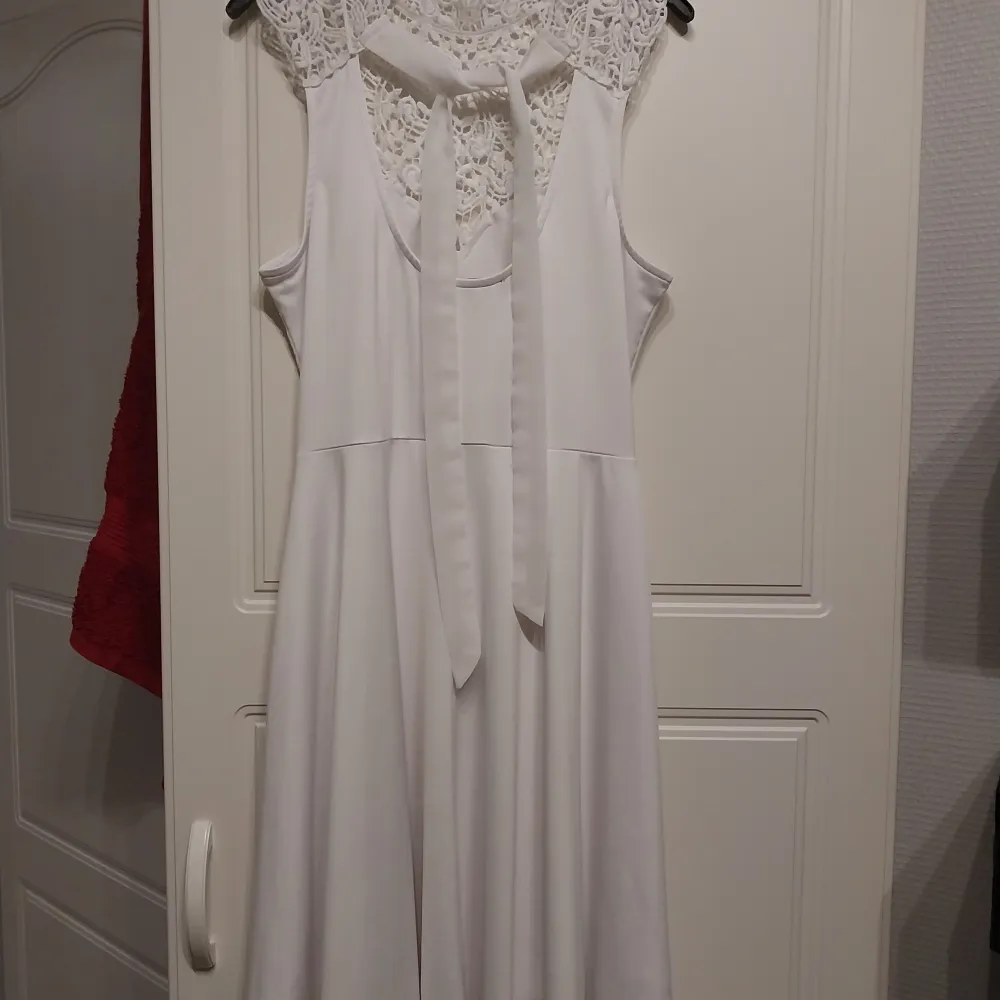 Säljer en vit klänning som går bra att använda till studenten, till sommaren eller till vår festen.  Klänningen har använts 1 gång. . Klänningar.