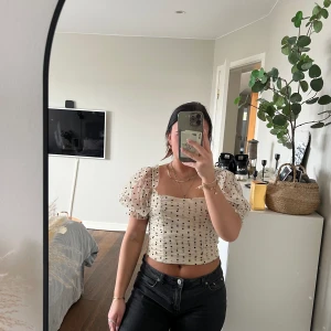 Prickig topp - Denna topp är från HM i storlek 34. Kan bäras som på bilden men även off shoulder❤️ 