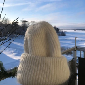 Vit mössa  - Vit mössa från ALVII, knappt använd 