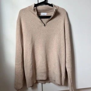 Theas Glory Days half zip - Säljer en fin halfzip tröja som är i storlek M. Ny pris på denna ligger på 1000kr Skick 9/10 Skriv om ni har frågor o funderingar!!