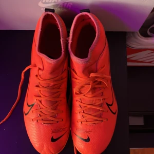 Nike Fotbollskor  - Storlek 38,5. Känner inte exakt moddelen men kommer från serien Mercurial iallafall. Skick 7,5/10