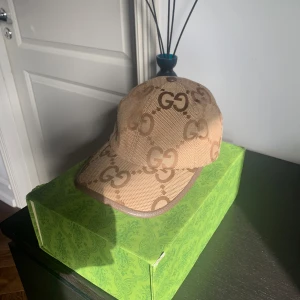 jumbo gucci keps - Jätte bra skick. Box och dustbag medföljer. öppen för byten också. äkta. Har inte kvitto då jag köpte den begagnad på plick. 