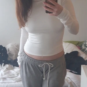 Low back top - Gina tricot topp med låg rygg💕 Säljer då den inte kommer till användning, använd ett fåtal gånger