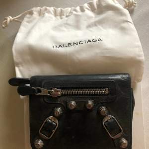 ÄKTA Balenciaga plånbok i svart/mörkgrå färg. Köpt på vestiare collective. Jättefin och bra skick!!  Påse och kartong ingår. 