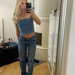 Jeanstopp  - Säljer denna supersnygga jeanstopp från zara som endast är testad då den alltid varit lite för liten för mig, storlek S men passar mer en XS😓💗 skriv för fler bilder eller frågor💗
