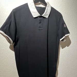 Moncler piké  - Storlek M   Använd men i ett fint skick 