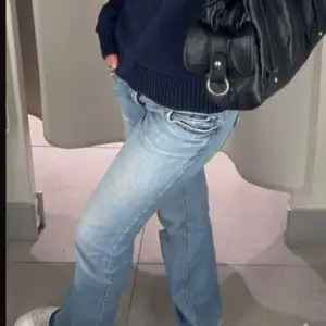 Skitsnygga lågmidjade jeans från Marc Lauge. (Lånade bilder men precis likadana byxor). Säljer då de inte längre kommer till användning. De är försiktigt använda och därav fortfarande i bra skick💕Skriv gärna för fler bilder