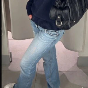 Lågmidjade jeans - Skitsnygga lågmidjade jeans från Marc Lauge. (Lånade bilder men precis likadana byxor). Säljer då de inte längre kommer till användning. De är försiktigt använda och därav fortfarande i bra skick💕Skriv gärna för fler bilder