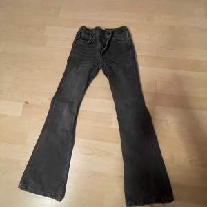 Säljer mina gråa lågmidjade jeans från Gina tricot🥰Dom är använda mycket men är i bra skick🫶 Priset kan diskuteras, kom privat för fler frågor🥰