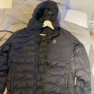 Haglöfs jacka - Svart - Haglöfs jacka i mycket bra skick (förutom litet hål i fickan). Pris kan diskuteras och om du har någon fråga är det bara att ställa! 😀