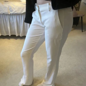 Lågmidjade kostymbyxor  - Jättesnygga lågmidjade kostymbyxor från bikbok, säljer dessa byxor då jag har köpt fel storlek och de kommer inte till användning. Byxorna har inga defekter och är i bra skick, använt få tal gånger❤️Nypris 499 men säljer för 250 då de är som nya! 