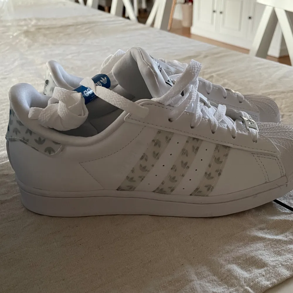 Helt nya adidas superstars, säljer pga att de är för små . Skor.