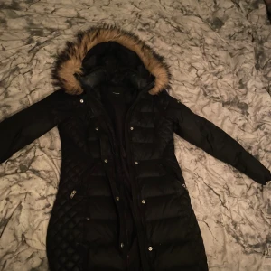 Rock and blue jacka - Jackan är i srtl 38, jag är 172 och den går nästan ner till mina knän, köpte jackan för 4000 nånting men jag säljer den för 1500