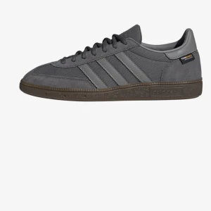 Gråa addidas sneakers - Skor som tyväär inte kommit till använding tillräckligt för att ha kvar, har används ca 5ggr