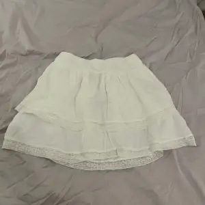 Helt ny vit kjol med spets från vero Moda i storlek xs❤️men passar xs-s då den är stretchig❤️prislapp kvar och aldrig använd❤️säljer för 400🫶🏻