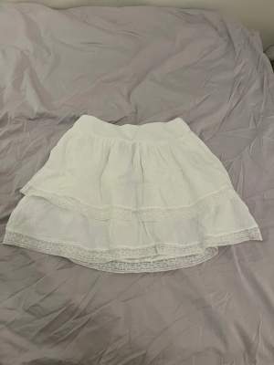 Helt ny vit kjol med spets från vero Moda i storlek xs❤️men passar xs-s då den är stretchig❤️prislapp kvar och aldrig använd❤️säljer för 450🫶🏻