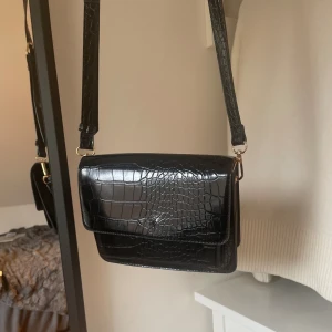 Väska  - En gulligt svart axelremsväska i svart ormmönster!!💕