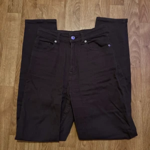 bruna jeans  - jättesköna jeans från h&m, endast använda ett par fåtal gånger men säljer då dom inte passar längre. 