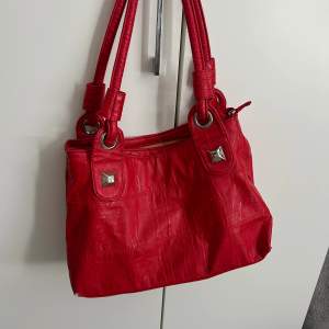 Jätte fint klar röd väska som rymmer mycket och är perfekt till vardags. Köpt på Vinted men i väldigt fint skick. Säjer då den tyvärr inte kommer till användning 
