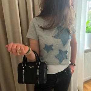 Vår modell ”Linnea” - ”Linnea” är våran första modell. Det är en t shirt med tre jeans stjärnor på och vi på JeansZtar syr dessa själva!🤗💕🌸 När du beställer så skriv gärna tröj-storleken du vill ha så löser vi det! Om ni har andra frågor så e det bara att höra av sig!!🙏🏼